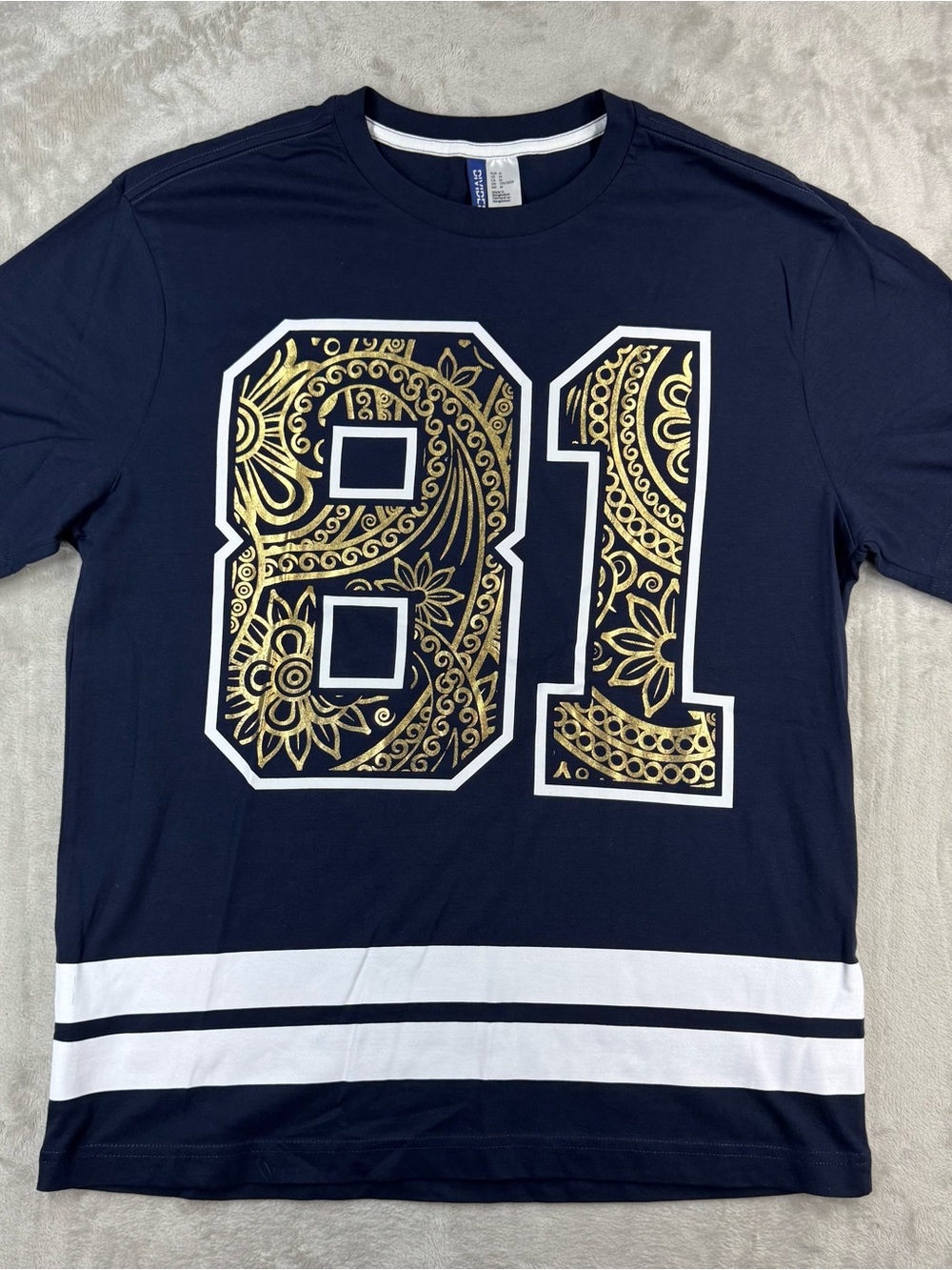 Navy Short-Sleeve Graphic Tee with Gold '81' Accent